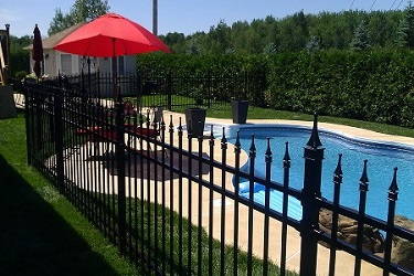 Clôture de piscine sécuritaire installée à Saint-Jérôme